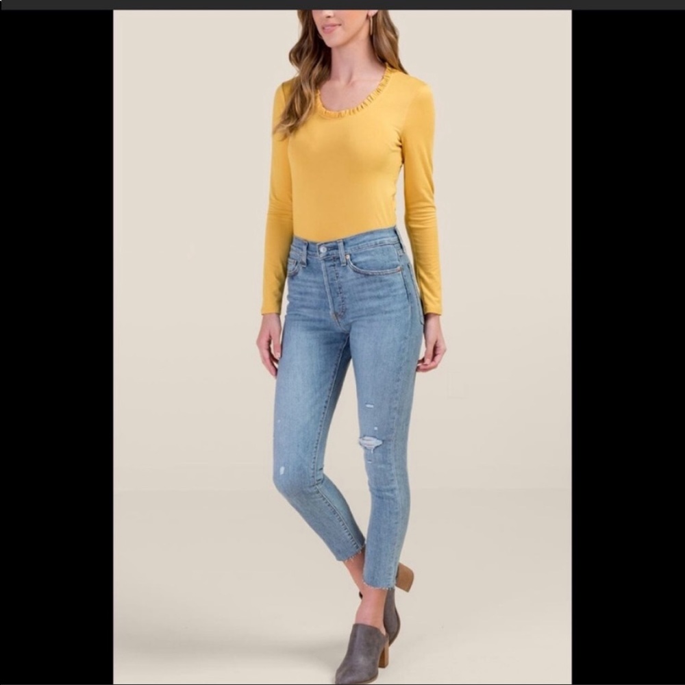 Levi’s wedgie skinny fit. Worn once in perfect condition.